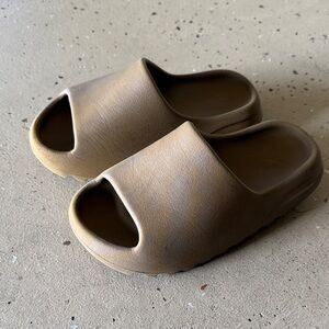 Yeezy Kids Slippers in Brown